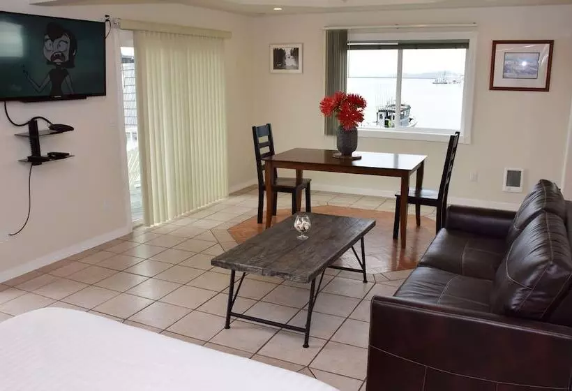 Hotelli Longliner Lodge And Suites