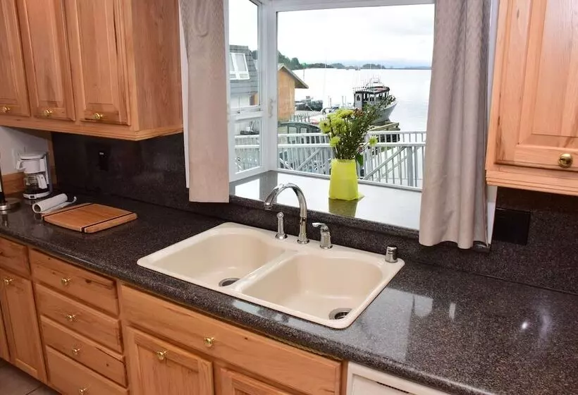 Hotelli Longliner Lodge And Suites
