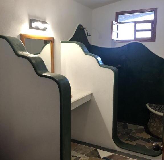 Paradise Hotel Boutique & Lounge