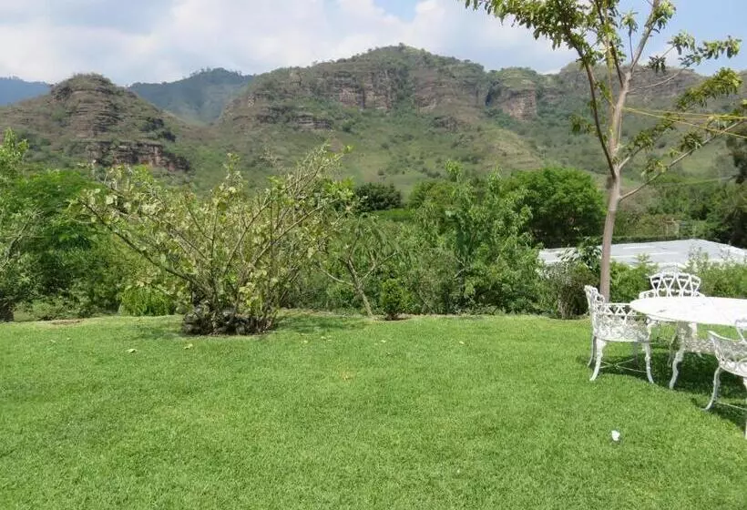 Paradise Hotel Boutique & Lounge