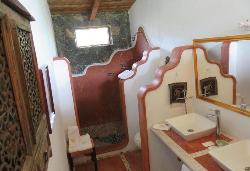 Paradise Hotel Boutique & Lounge