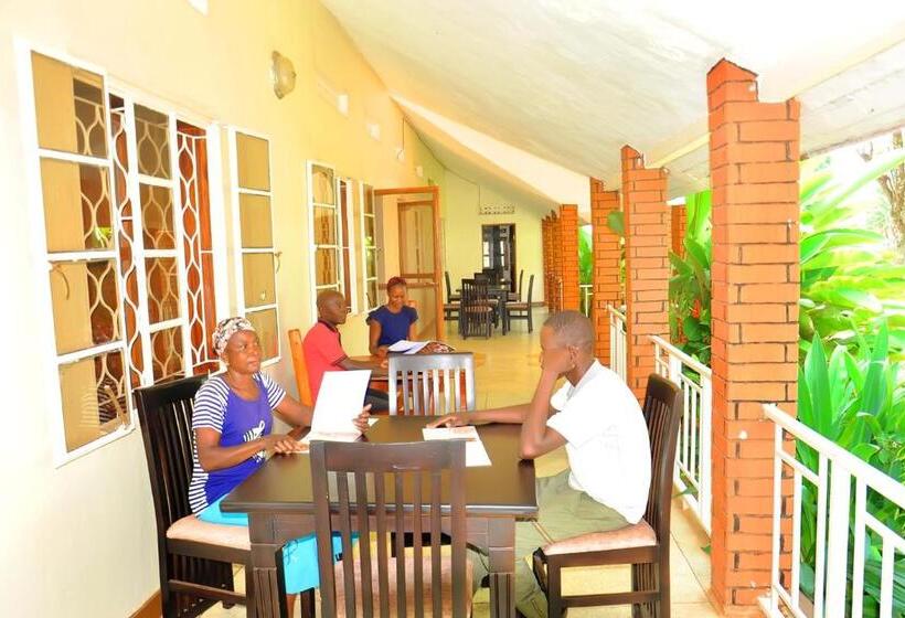 هاستل Albert Grand Palace   Masindi