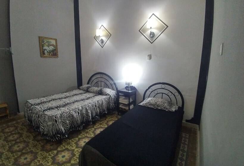 تختخواب و صبحانه Hostal Calle Real