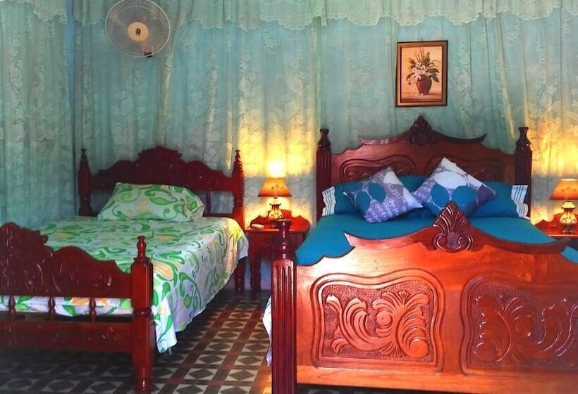 تختخواب و صبحانه Hostal Calle Real