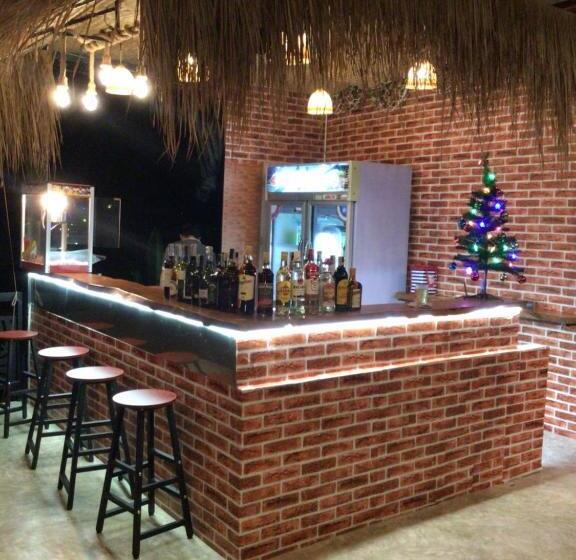 Baan Talay Hostel And Bar