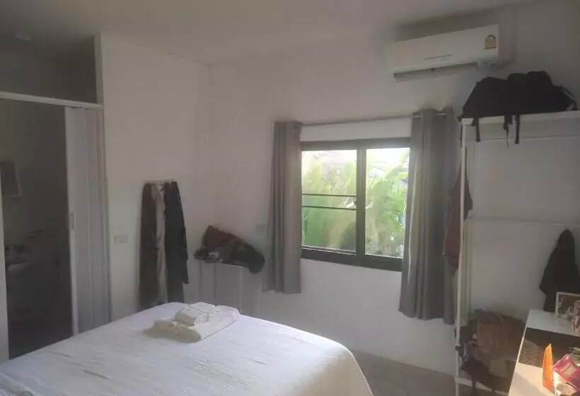 Baan Talay Hostel And Bar
