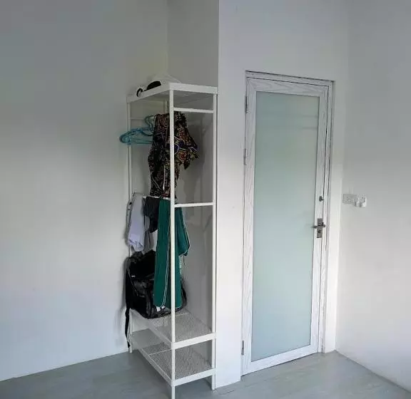 Baan Talay Hostel And Bar