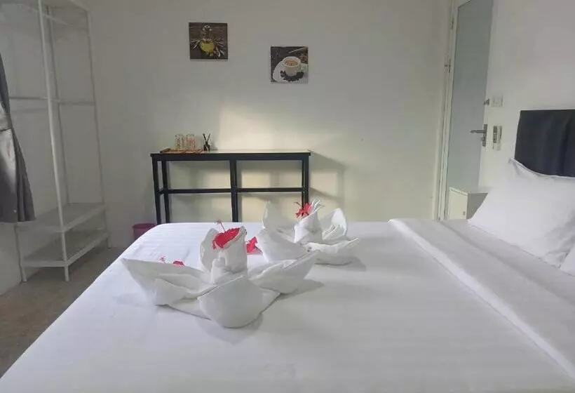 Baan Talay Hostel And Bar