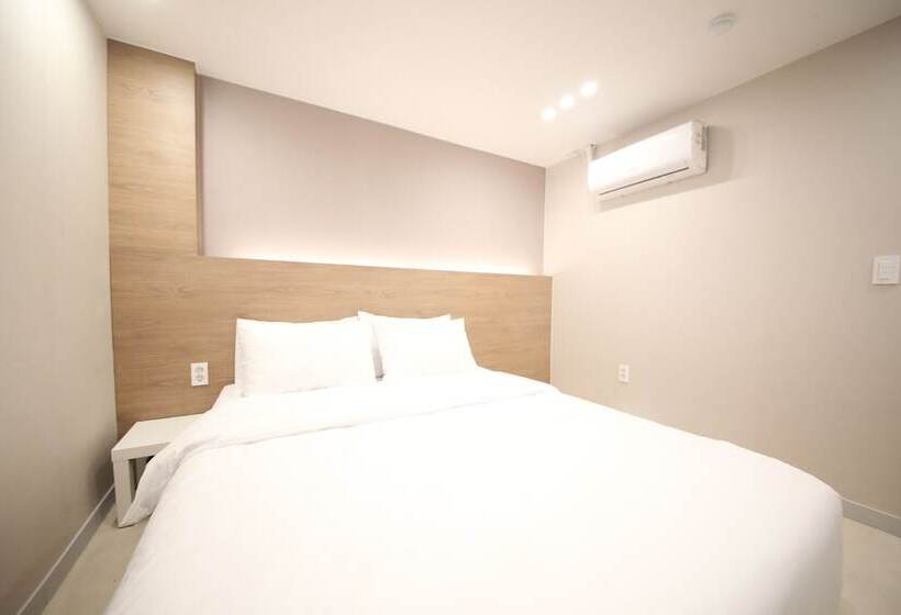Calm Rest Hotel Masan