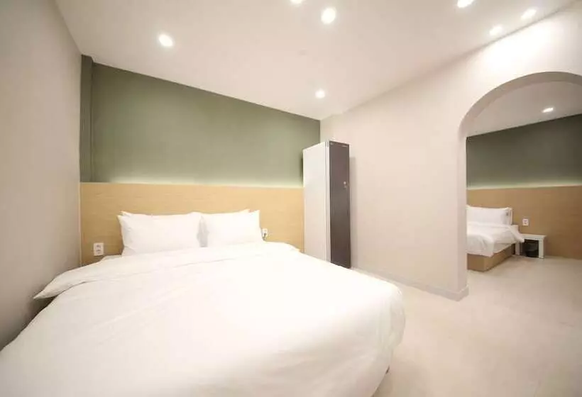 Calm Rest Hotel Masan