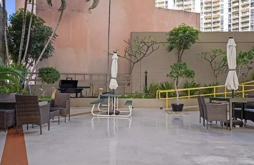 Gem Of Waikiki At Inn On The Park