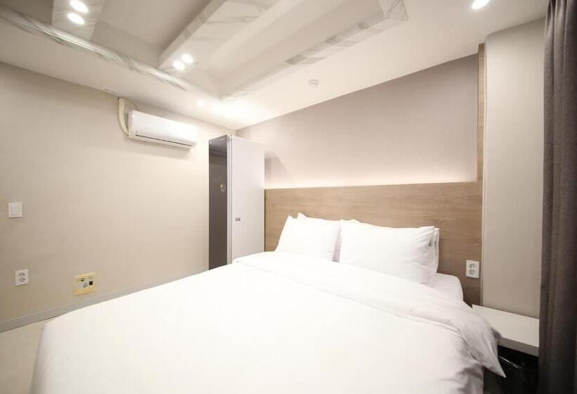 Calm Rest Hotel Masan