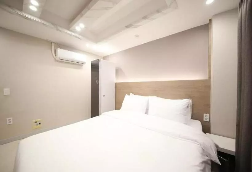 Calm Rest Hotel Masan