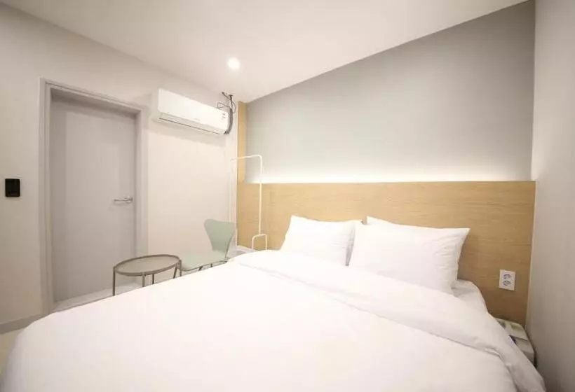 Calm Rest Hotel Masan