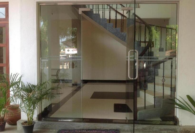 فندق Araliya Blue Beach View