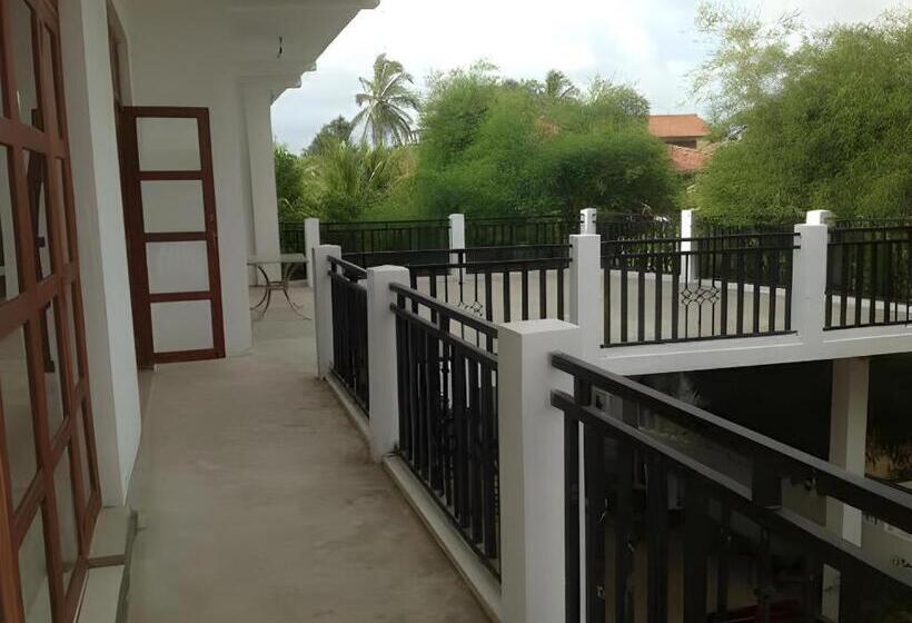 فندق Araliya Blue Beach View