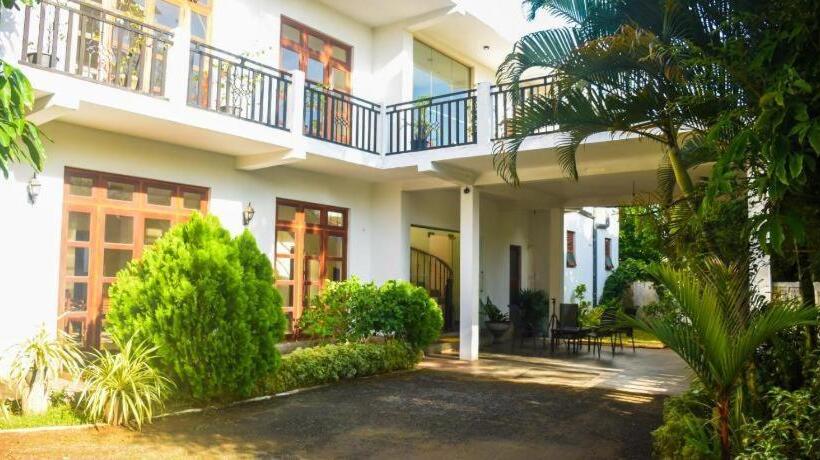 فندق Araliya Blue Beach View