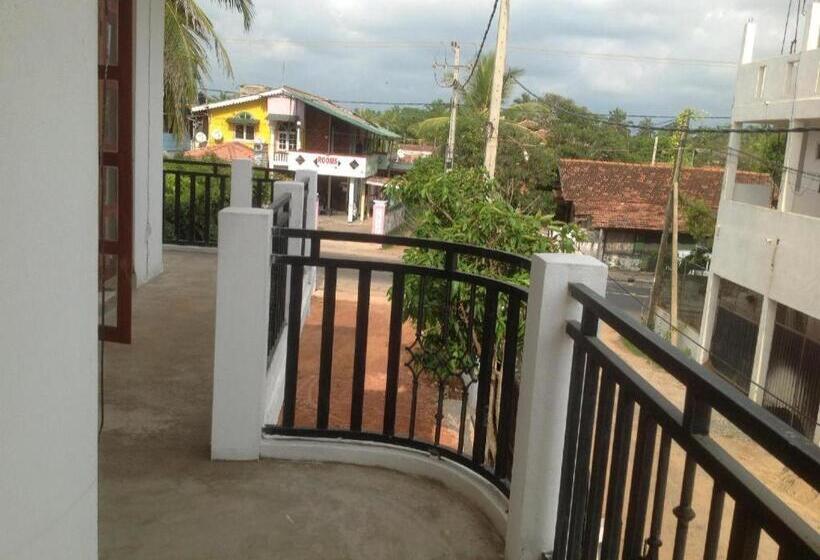 فندق Araliya Blue Beach View