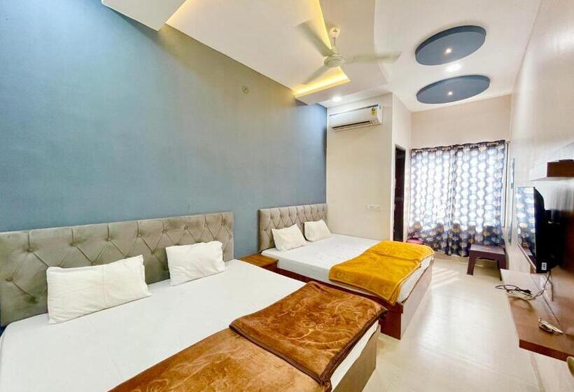 בית מלון כפרי Tirupati Inn ! Ujjain ! होटल तिरूपति इन తిరుపతి ఇన్ హోటల్ திருப்பதி இன் ஹோட்டல்fully Air Conditioned