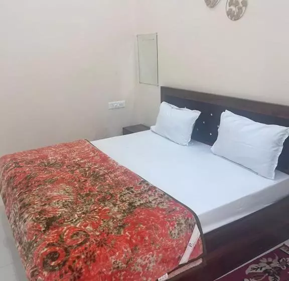 Aamiaismajoitus (B&B) R K Stay & Palace Near Ram Lalla Temple   800 Meter Ayodhya