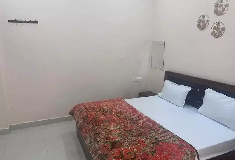 Aamiaismajoitus (B&B) R K Stay & Palace Near Ram Lalla Temple   800 Meter Ayodhya