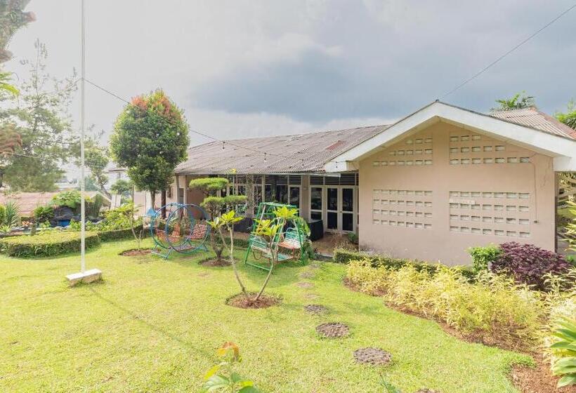 ホテル Reddoorz At House Of Dirga Cisarua Puncak