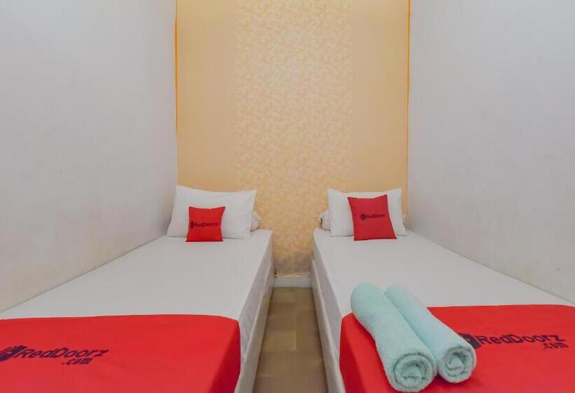 ホテル Reddoorz At House Of Dirga Cisarua Puncak