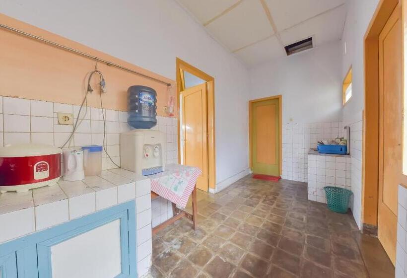 ホテル Reddoorz At House Of Dirga Cisarua Puncak