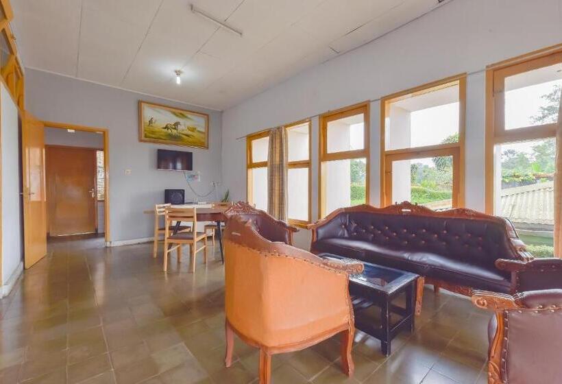 ホテル Reddoorz At House Of Dirga Cisarua Puncak