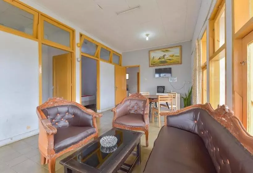 Hotelli Reddoorz At House Of Dirga Cisarua Puncak