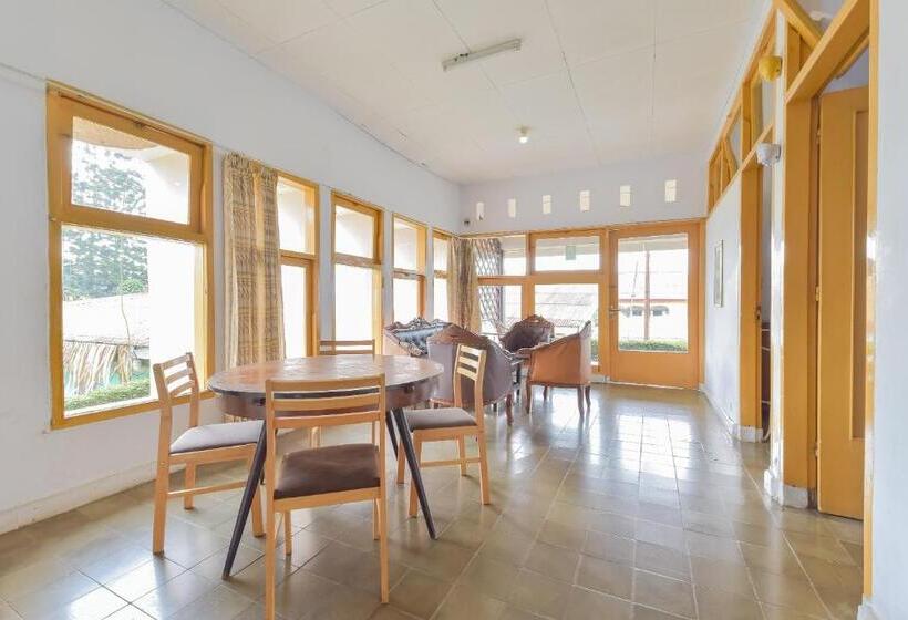 ホテル Reddoorz At House Of Dirga Cisarua Puncak