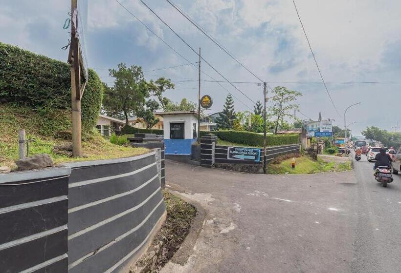ホテル Reddoorz At House Of Dirga Cisarua Puncak
