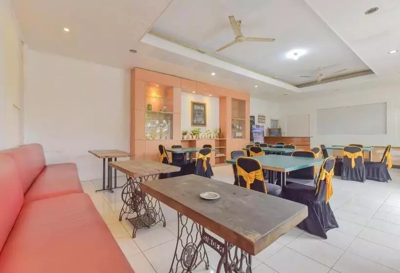 Hotelli Reddoorz At House Of Dirga Cisarua Puncak
