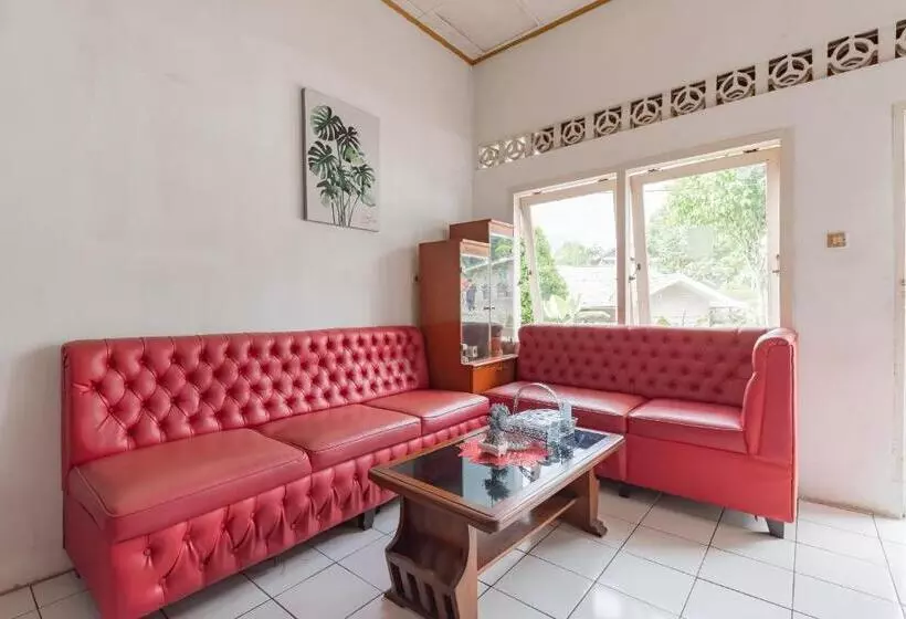 Hotelli Reddoorz At House Of Dirga Cisarua Puncak