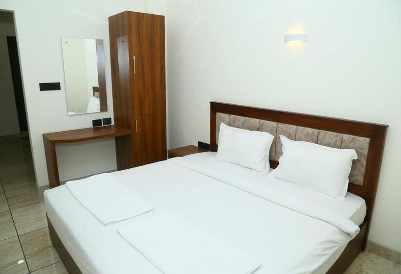 בית מלון כפרי West Gate Airport Residency