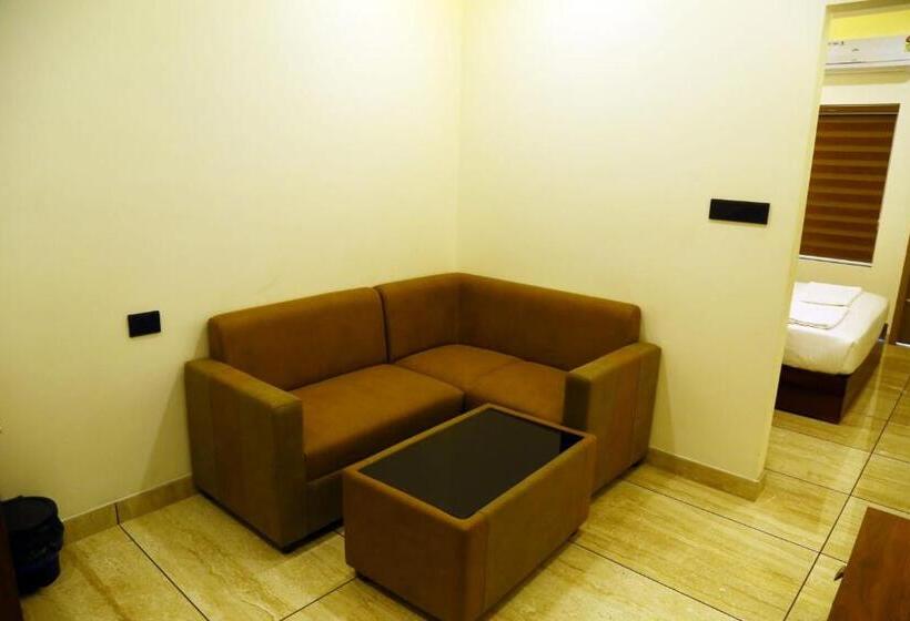 בית מלון כפרי West Gate Airport Residency