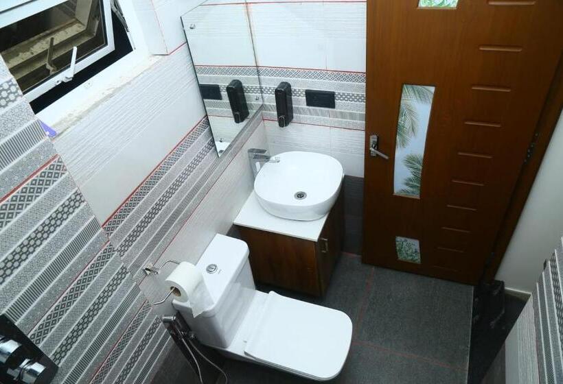 בית מלון כפרי West Gate Airport Residency