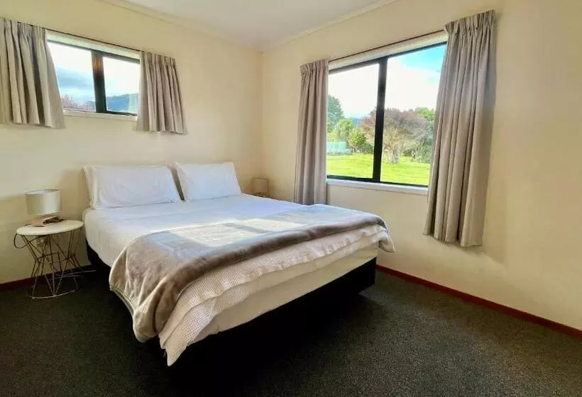 Lomakeskus White Star Station Farm Holiday Park