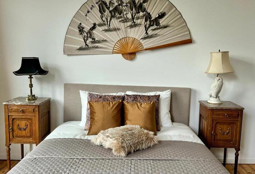 تختخواب و صبحانه Art House Rooms