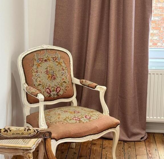 تختخواب و صبحانه Art House Rooms