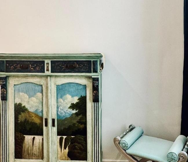 تختخواب و صبحانه Art House Rooms