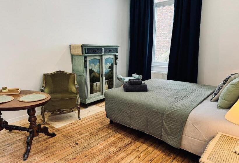 تختخواب و صبحانه Art House Rooms