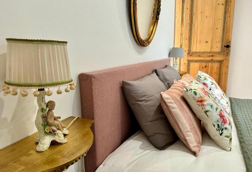 تختخواب و صبحانه Art House Rooms