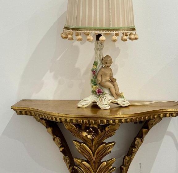 تختخواب و صبحانه Art House Rooms