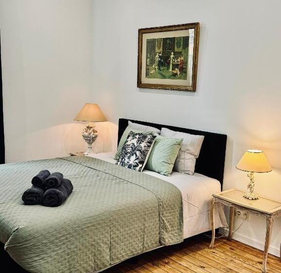 تختخواب و صبحانه Art House Rooms