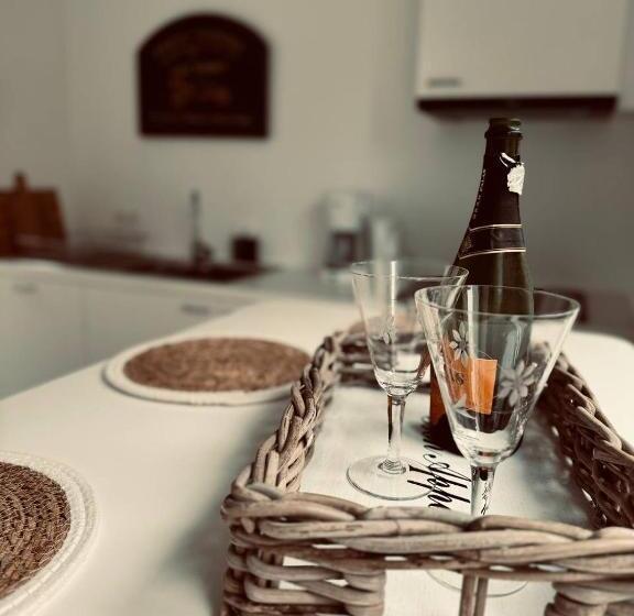 تختخواب و صبحانه Art House Rooms