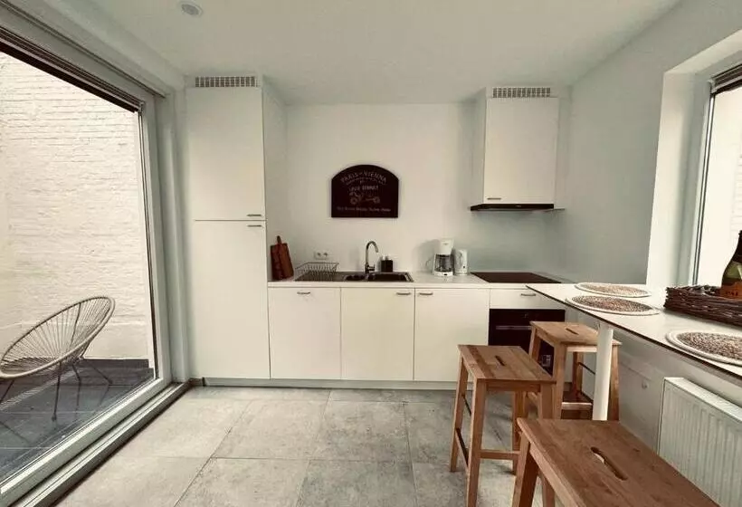 ベッドアンドブレックファースト Art House Rooms