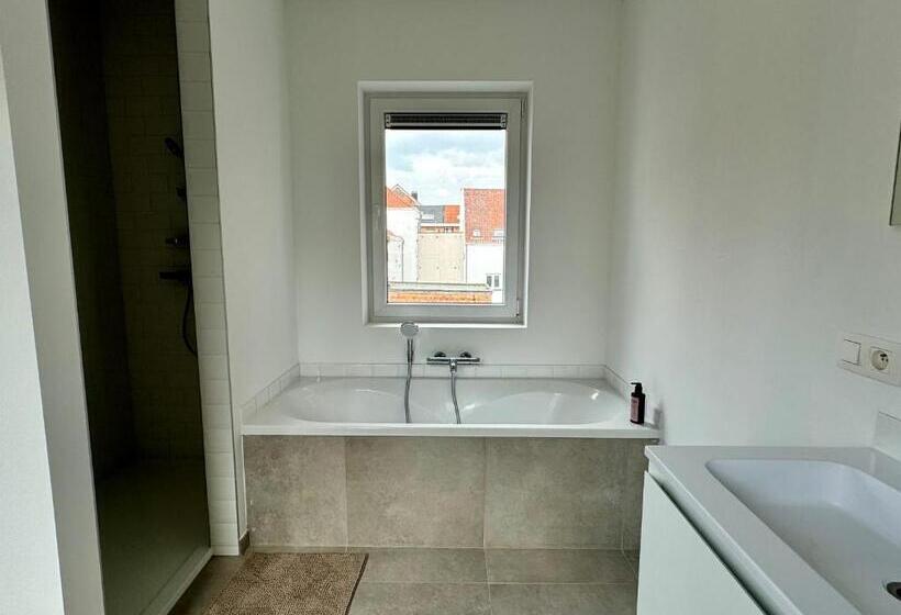 تختخواب و صبحانه Art House Rooms