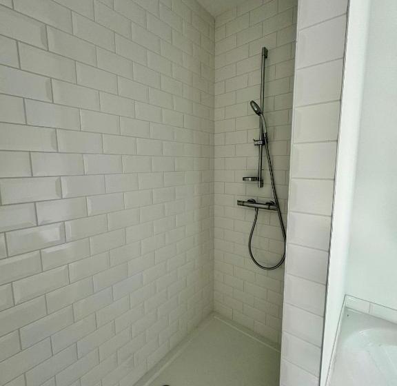 تختخواب و صبحانه Art House Rooms