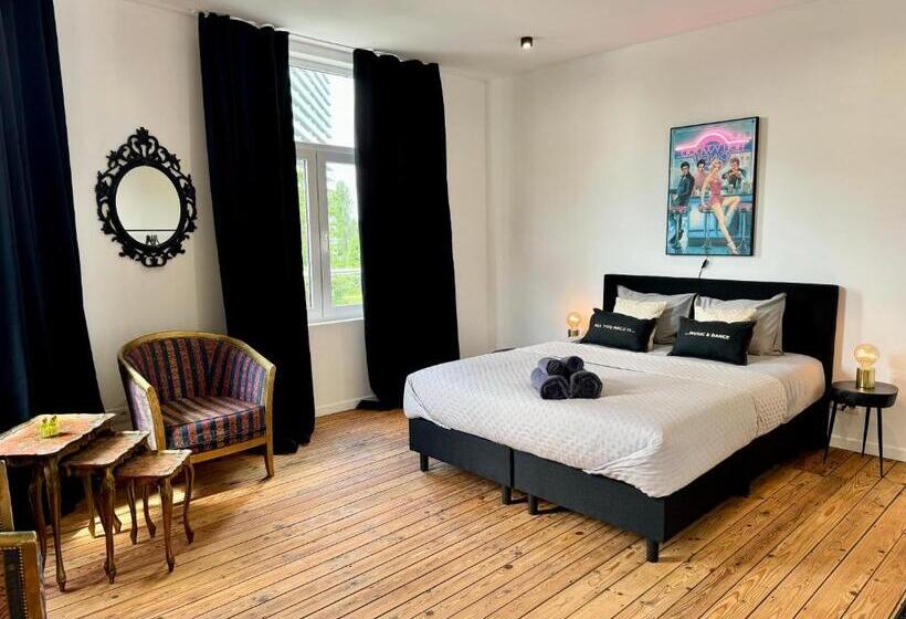 تختخواب و صبحانه Art House Rooms